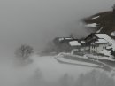 Villaggio di Arlod sotto Lignan sotto nuvole e neve